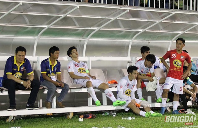 Toàn đội HAGL cùng HLV trưởng Nguyễn Quốc Tuấn thẫn thờ đón nhận cay đắng này. Ảnh: Duy Anh.