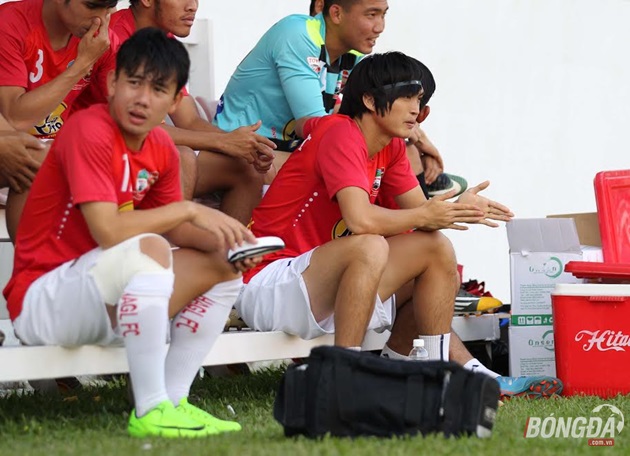 Ánh mắt đăm chiêu của Tuấn Anh dõi theo từng bước chạy của đồng đội trên sân phần nào đó hiểu được niềm khao khát cho ngày trở lại là lớn thế nào? Ảnh: Duy Anh.