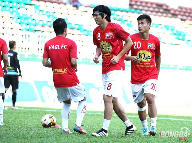 Trong trận đấu chiều ngày 8/4 giữa HAGL vs FLC Thanh Hoá, Tuấn Anh được điền tên trong danh sách dự bị. “Ông chủ” khu vực giữa sân của đội bóng phố núi rất tích cực khởi động cùng đồng đội để có được thể lực tốt nhất. Ảnh: Duy Anh.