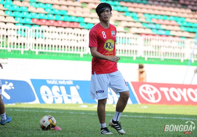 Với chấn thương lành chưa lâu, độ nhát chân là vẫn còn, nên Tuấn Anh chỉ dám khởi động tương đối nhẹ nhàng. Ảnh: Duy Anh.