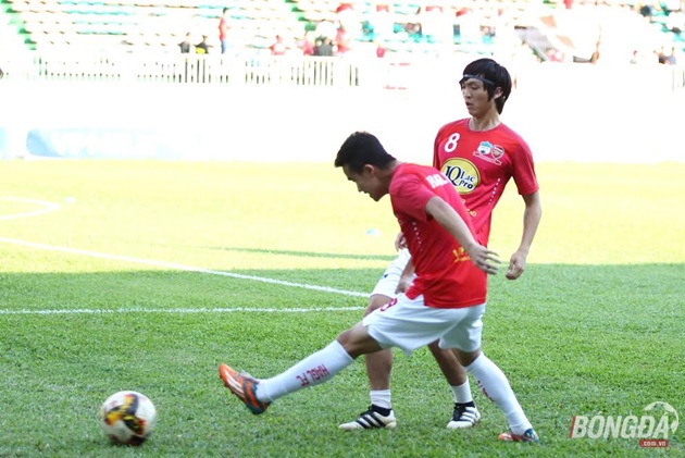 Mọi thao tác tiếp bóng cùng khống chế đều được tiền vệ này thực hiện rất nhanh để giảm thiểu rủi ro tối ưu nhất. Ảnh: Duy Anh.