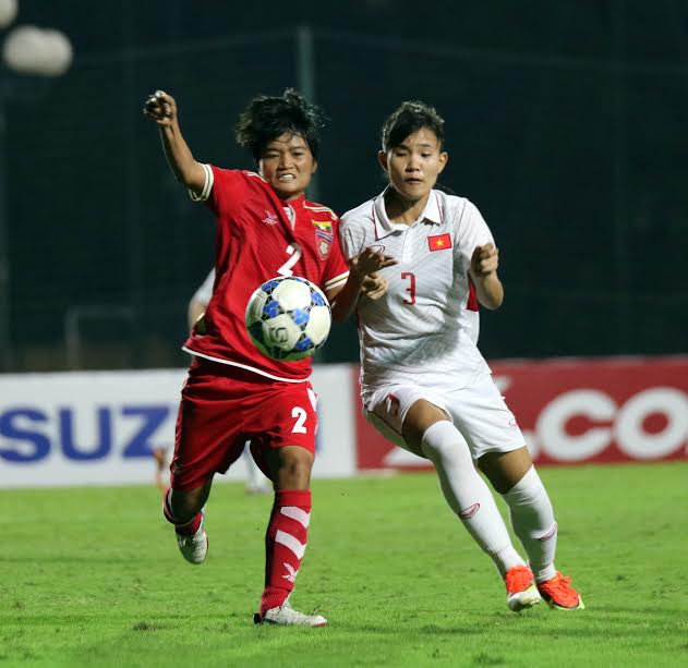 Bước sang hiệp hai nữ Myanmar vùng lên mạnh mẽ, chống trả quyết liệt những pha phản công của học trò Mai Đức Chung.