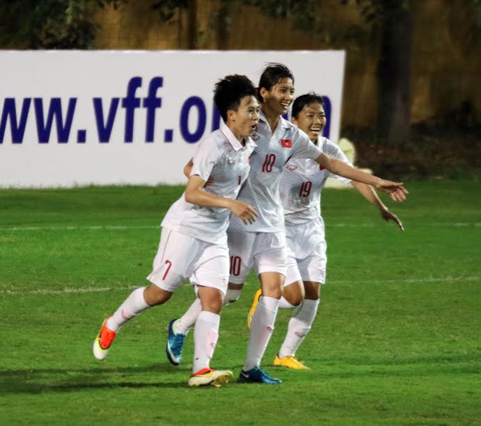 Tuy nhiên, phút 55 niềm vui đã đến với các cô gái Việt Nam. Không ai khác chính Tuyết Dung người chơi cơ động nhất từ đầu trận đấu đã ghi bàn mở tỉ số 1-0 cho đội chủ nhà.