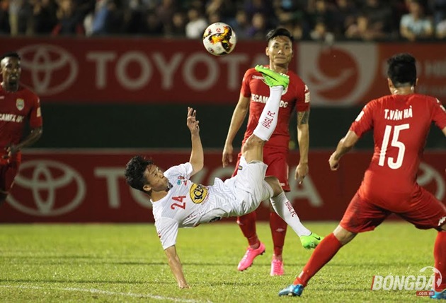 Xông xáo, quyết liệt, Châu Ngọc Quang luôn mang đến niềm tin cho đồng đội. Ảnh: Duy Anh.