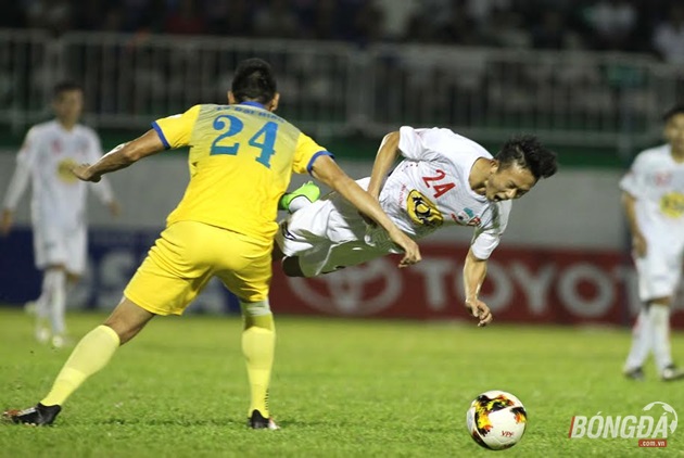 Thi đấu tại khu vực được cho là điểm nóng của sân, việc phải va chạm là hết sức bình thường, nhưng chắc hẳn Quang vẫn không thể nào quên được pha đạp bóng ác ý của tiền đạo Hoàng Vũ Samson trong chuyến làm khách của HAGL trên sân Hàng Đẫy ở vòng 3 V-League 2017. Ảnh: Duy Anh.