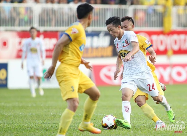 HLV trưởng HAGL Nguyễn Quốc Tuấn đánh gia Châu Ngọc Quang rất cao ở tốc độ, khả năng đeo bám và tinh thần chiến đấu quyết liệt. Ảnh: Duy Anh.