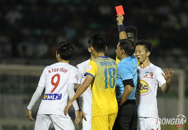 Tại trận đấu với FLC Thanh Hóa vừa qua, chiếc thẻ đỏ của A Hoàng khiến HAGL chơi với thế thiếu người, lúc này tầm quan trọng của Châu Ngọc Quang được thể hiện rõ rệt. Ảnh: Duy Anh.