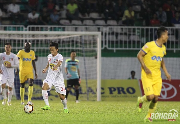 Luôn xuất hiện tại những điểm nóng. Những pha phát động với độ chính xác cao, Châu Ngọc Quang cùng Ideguchi vận hành hàng tiền vệ của HAGL một cách khá ổn định. Ảnh: Duy Anh.