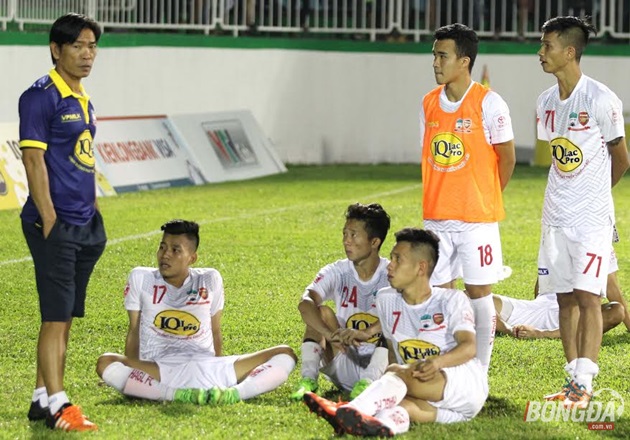 Nỗi buồn khi chứng kiến đội nhà thua cuộc trong thế thắng trước FLC Thanh Hóa của số 24. Ảnh: Duy Anh.
