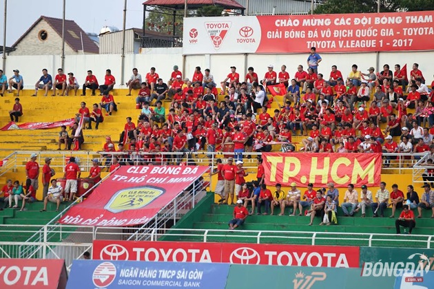 Để cổ vũ đội nhà ở vòng cuối lượt đi V-League 2017, lượng khán giả đến sân là tương đối đông, tạo nên một không khí sôi động thật sự nơi khán đài. Ảnh: Duy Anh.
