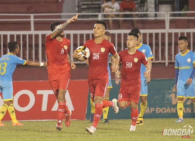 Bất ngờ ngay cuối hiệp 1, CLB TP.HCM có bàn thắng rút ngắn tỉ số xuống 3-1 do công của Victor, nhen nhóm chút hy vọng cho đội nhà. Ảnh: Duy Anh.