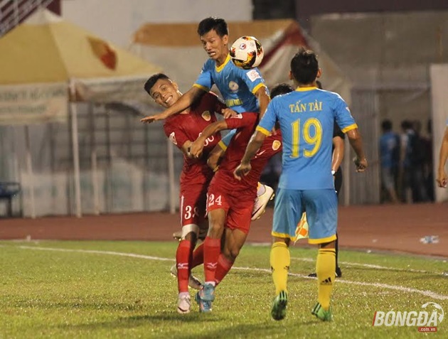 Hiệp 2 ban huấn luyện TP.HCM liên tục đưa ra các chỉ đạo ngoài đường biên nhằm thay đổi lối chơi của toàn đội trước sức ép gần như không có điểm dừng của đội khách. Ảnh: Duy Anh.