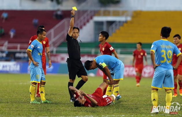 Hai đội chơi ăn miếng trả miếng nhưng bất ngờ phút 90+2, Sanna Khánh Hòa được hưởng quả phạt đền trước sự tranh cãi quyết liệt đến từ phía đội chủ nhà, khán giả trên sân liên tục la ó phản ứng trước quyết định của trọng tài. Trên chấm 11m trung vệ Zarour hoàn tất cú đúp của mình dập tắt mọi hy vọng bên phía TP.HCM. Ảnh: Duy Anh.