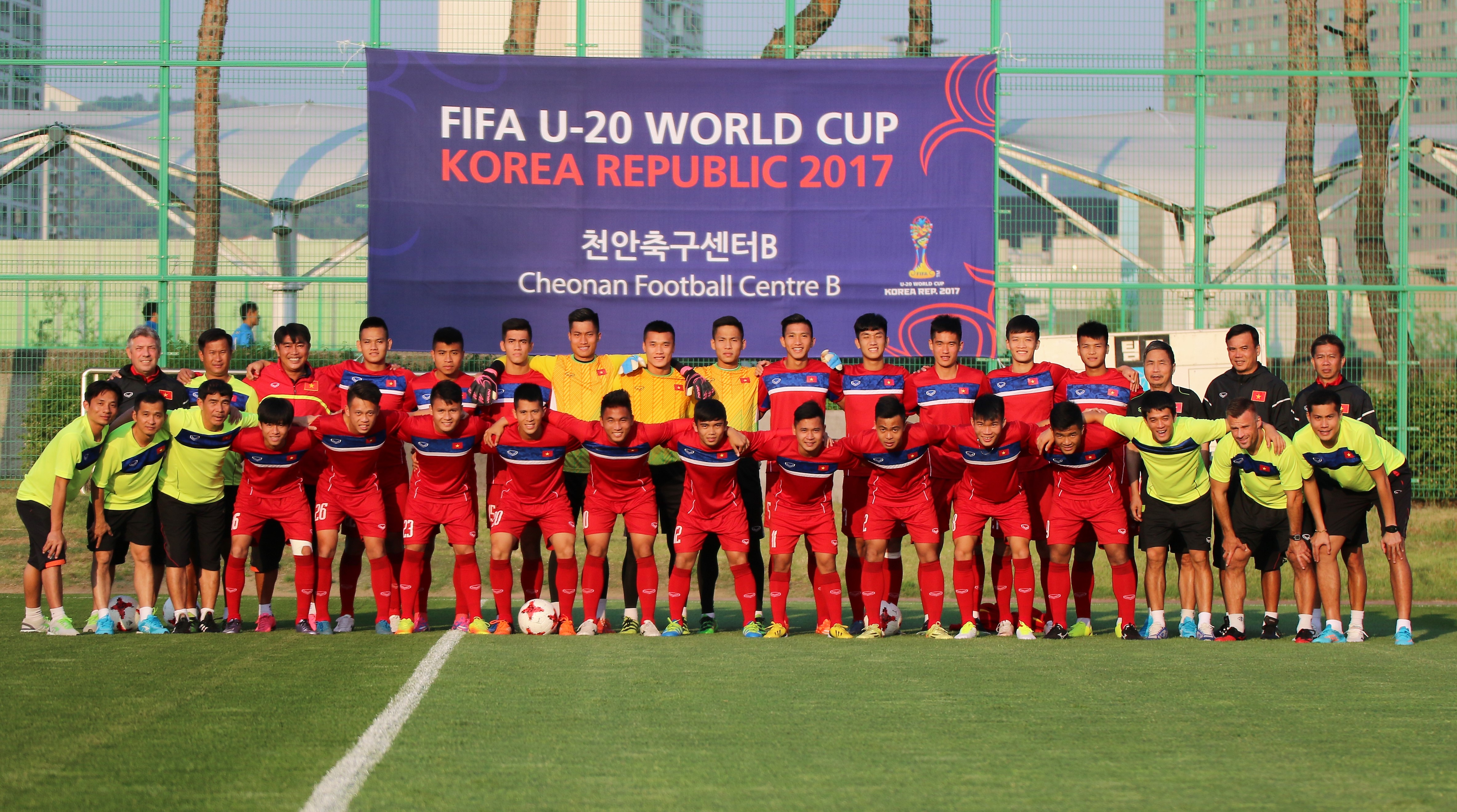 Chiều ngày 18/5, sau khoảng gần 4 giờ di chuyển U20 Việt nam đã có mặt tại thành phố Cheonan - Hàn Quốc địa điểm chính diễn ra VCK U20 World Cup 2017. Ảnh: VFF.