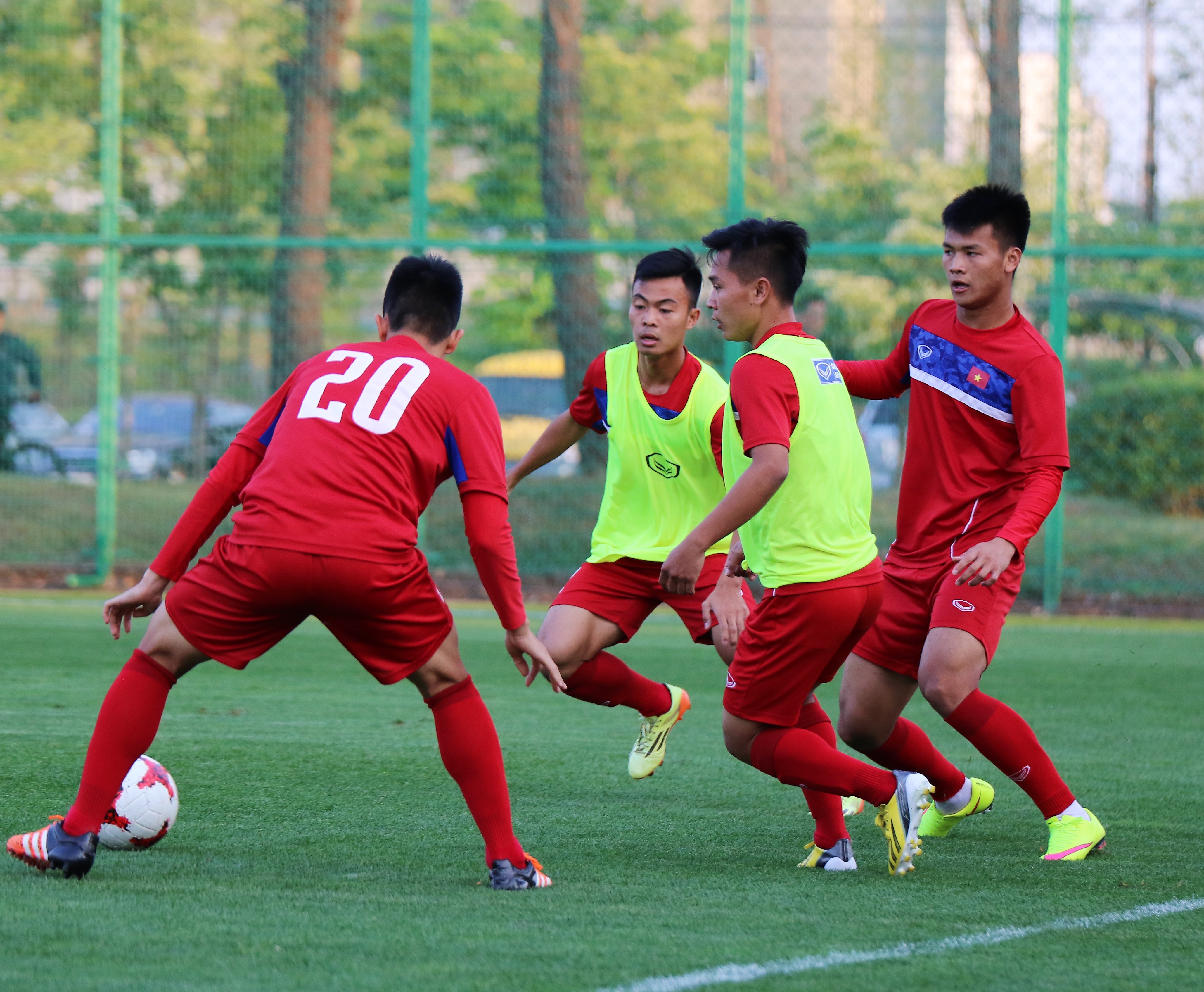 Các cầu thủ U20 Việt Nam thể hiện sự quyết tâm trong từng pha bóng. Tại đây U20 Việt Nam sẽ có gần 4 ngày tập luyện vào lúc 18h00 ngày 22/5, U20 Việt Nam sẽ đối đầu U22 New Zealand. Ảnh: VFF.