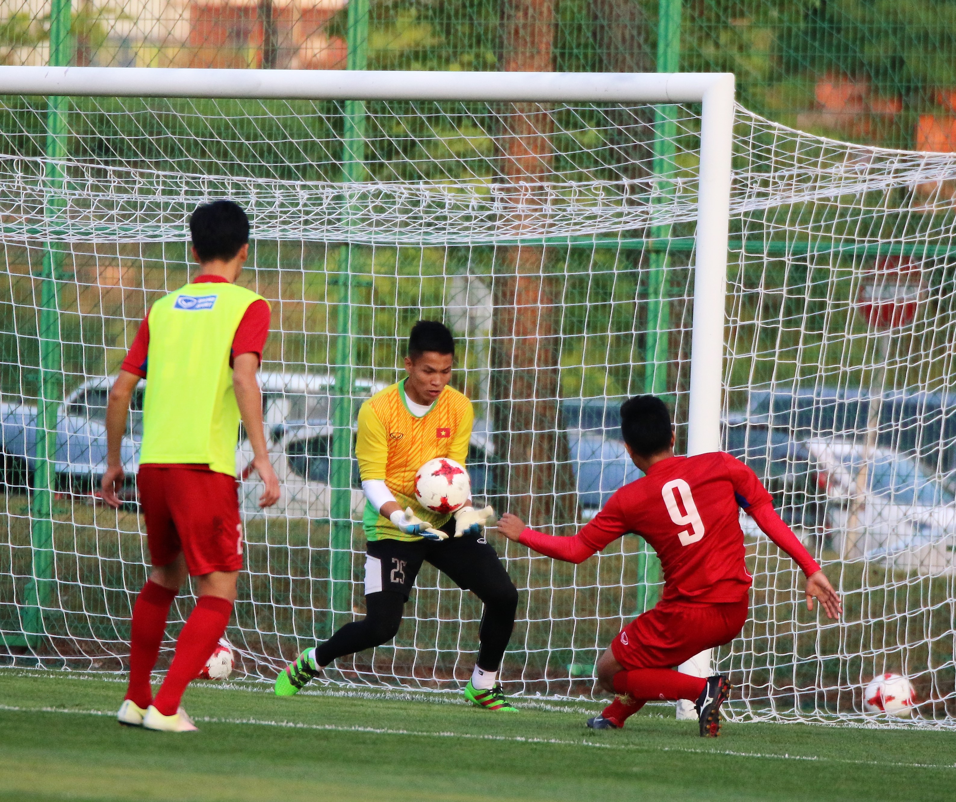 Buổi tập của U20 Việt Nam diễn ra khoảng hơn 1 tiếng đồng hồ dưới sự bảo vệ nghiêm ngặt của lực lượng an ninh. Ảnh: VFF.