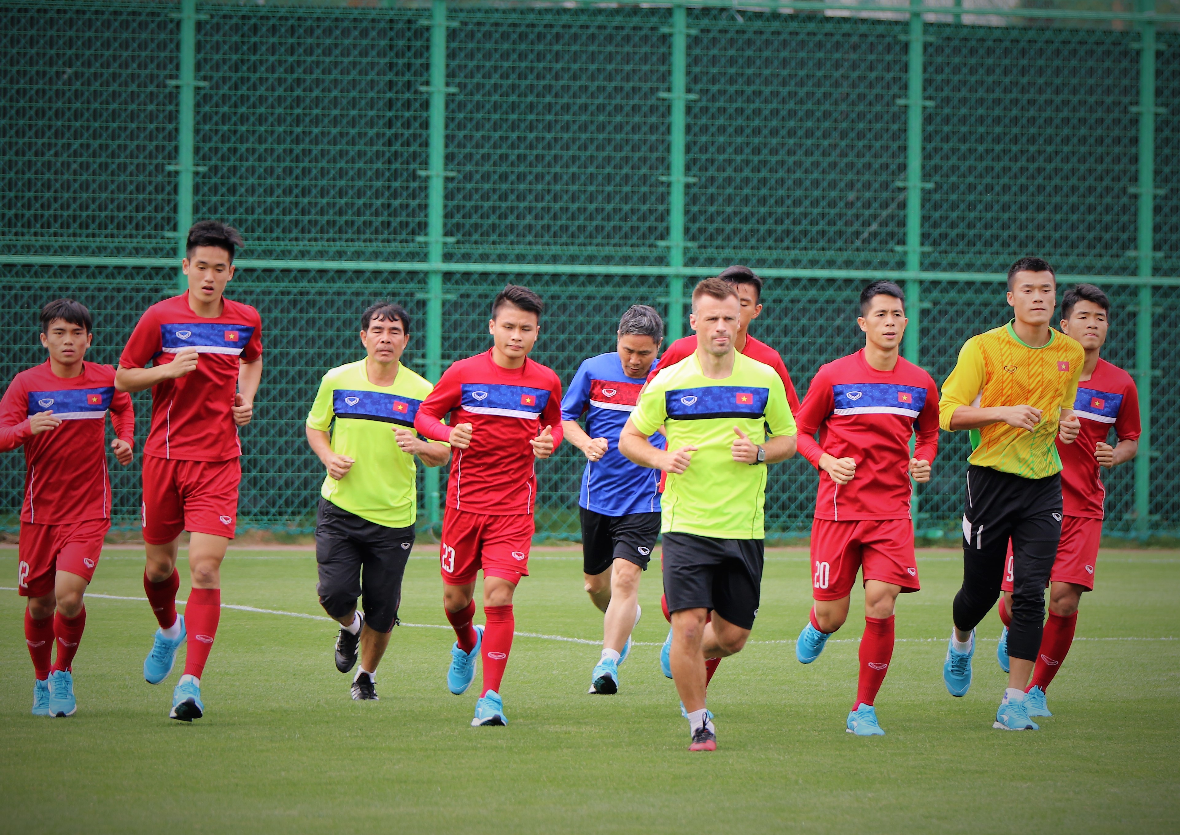 Buổi tập mới đây của U20 Việt Nam diễn ra trong không khí vui vẻ, việc có 1 điểm ở trận ra quân khiến tinh thần của các học trò HLV Hoàng Anh Tuấn vô cùng thoải mái. Ảnh: VFF.