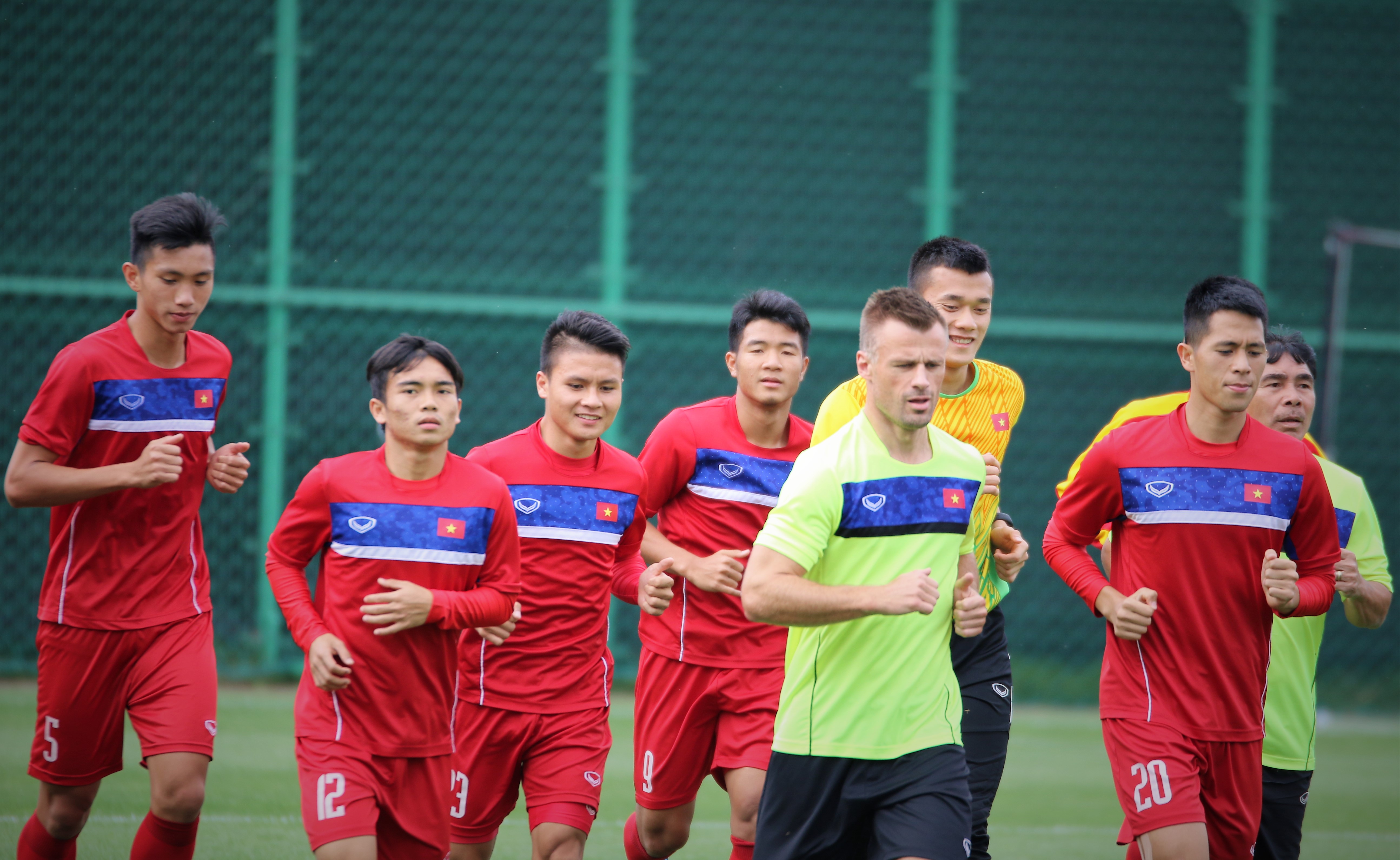 Những nụ cười khá tươi được Quang Hải, Đức Chinh, Hoàng Nam... thể hiện trên sân tập trước cuộc chạm trán với ứng cử viên vô địch U20 Pháp. Ảnh: VFF.