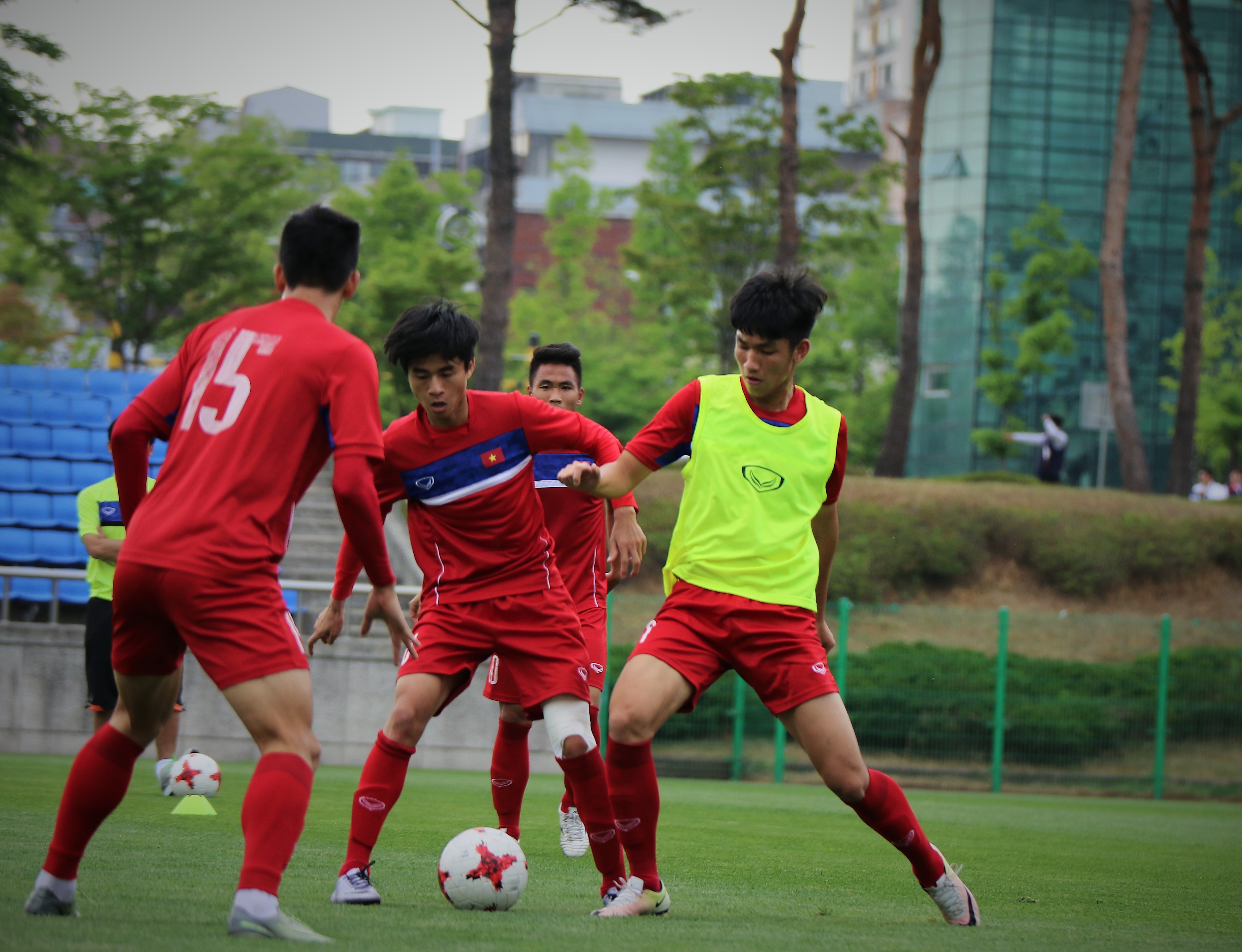 Bên cạnh tiền vệ Thanh Hậu thì cựu đội trưởng U19 Việt Nam là Nguyễn Trọng Đại cũng đã sẵn sàng. Tiền vệ của Viettel bất ngờ gặp chấn thương trong buổi tập trước trận gặp New Zealand, tuy nhiên trong buổi tập mới đây Trọng Đại đã được HLV Hoàng Anh Tuấn đẩy cao đường độ và tranh chấp tay đôi quyết liệt với đồng đội. Ảnh: VFF.
