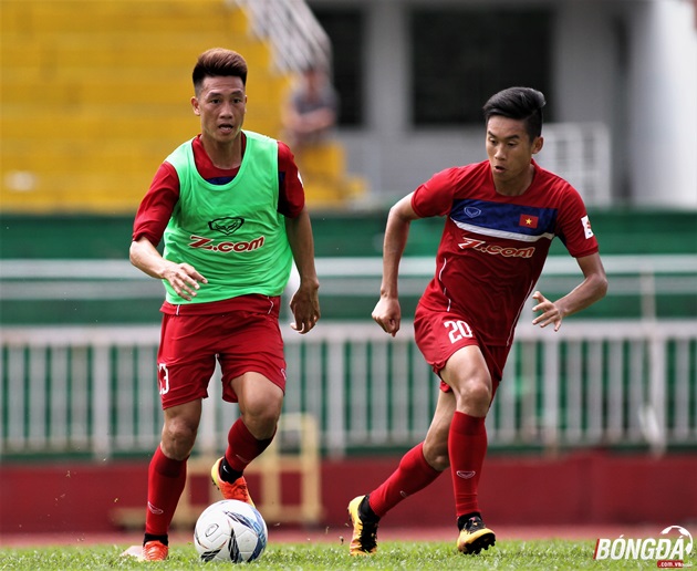 Huy Hùng thể hiện khả năng quan sát và nhãn quan thi đấu cực kỳ tốt, tiền về Quảng Nam FC chia sẻ anh rất thích đá cặp cùng bộ đôi Tuấn Anh, Xuân Trường ở khu vực giữa sân của ĐT Việt Nam. Ảnh: Đình Viên.