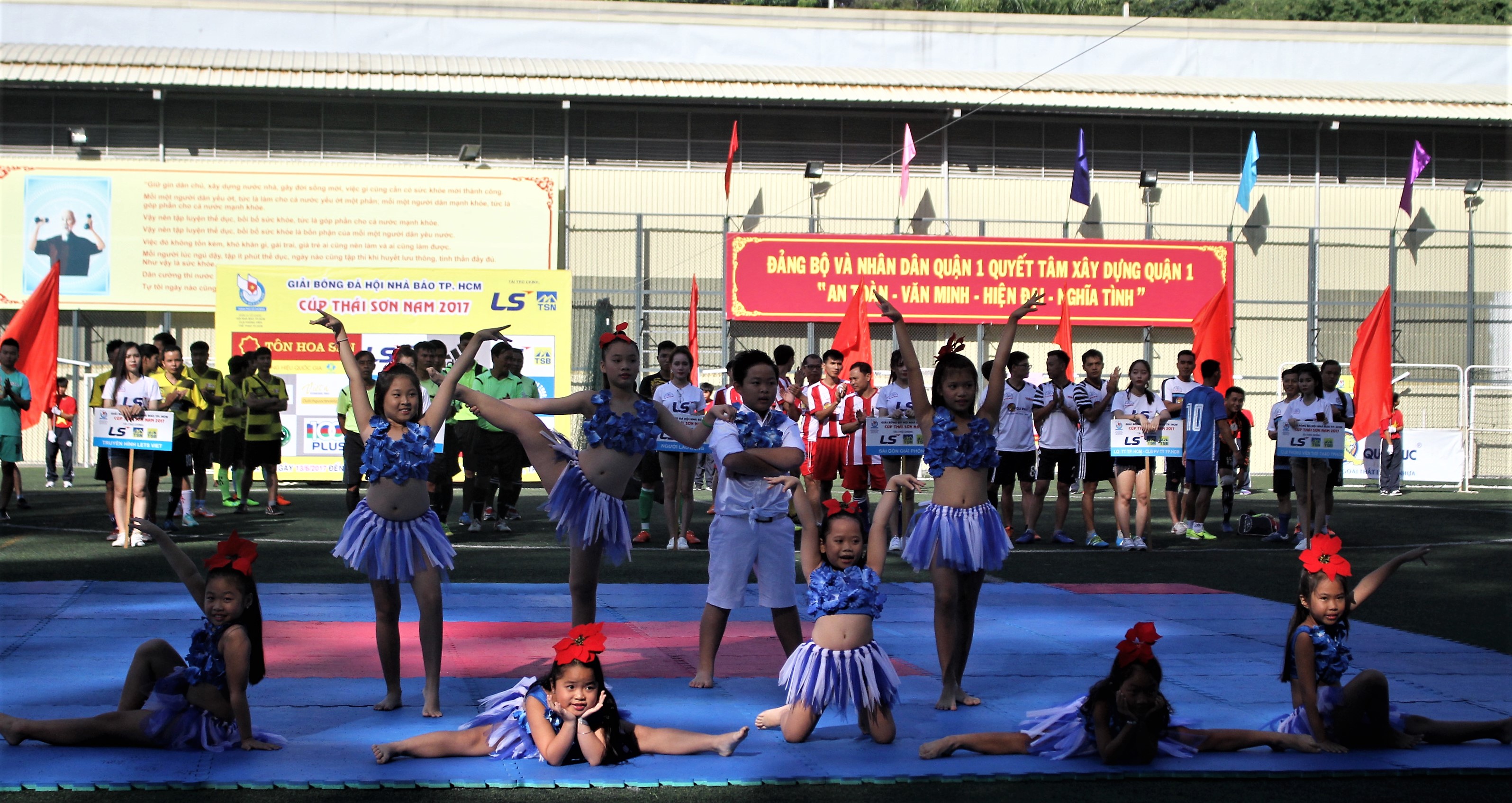 Nhiều tiết mục văn nghệ chào mừng lễ khai mạc diễn ra ấn tượng. Ảnh: Trung Viên.