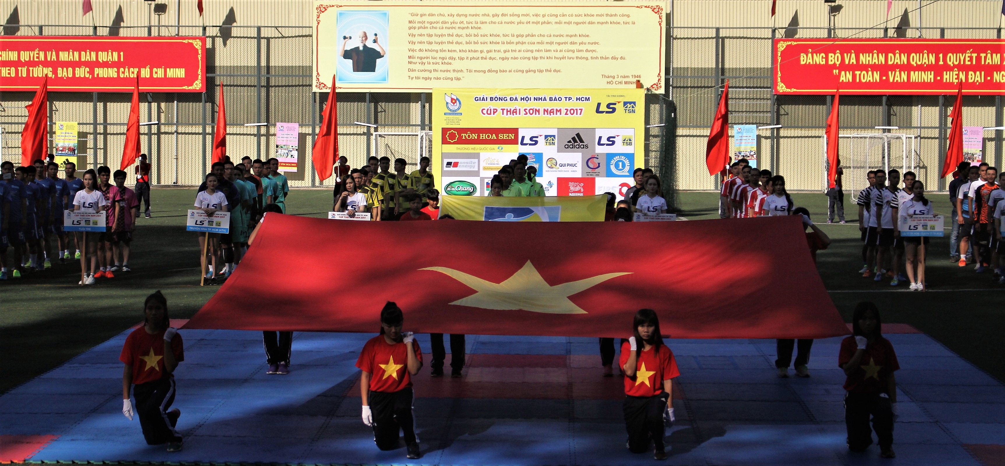 Quang cảnh buổi lễ chào cờ. Ảnh: Trung Viên.