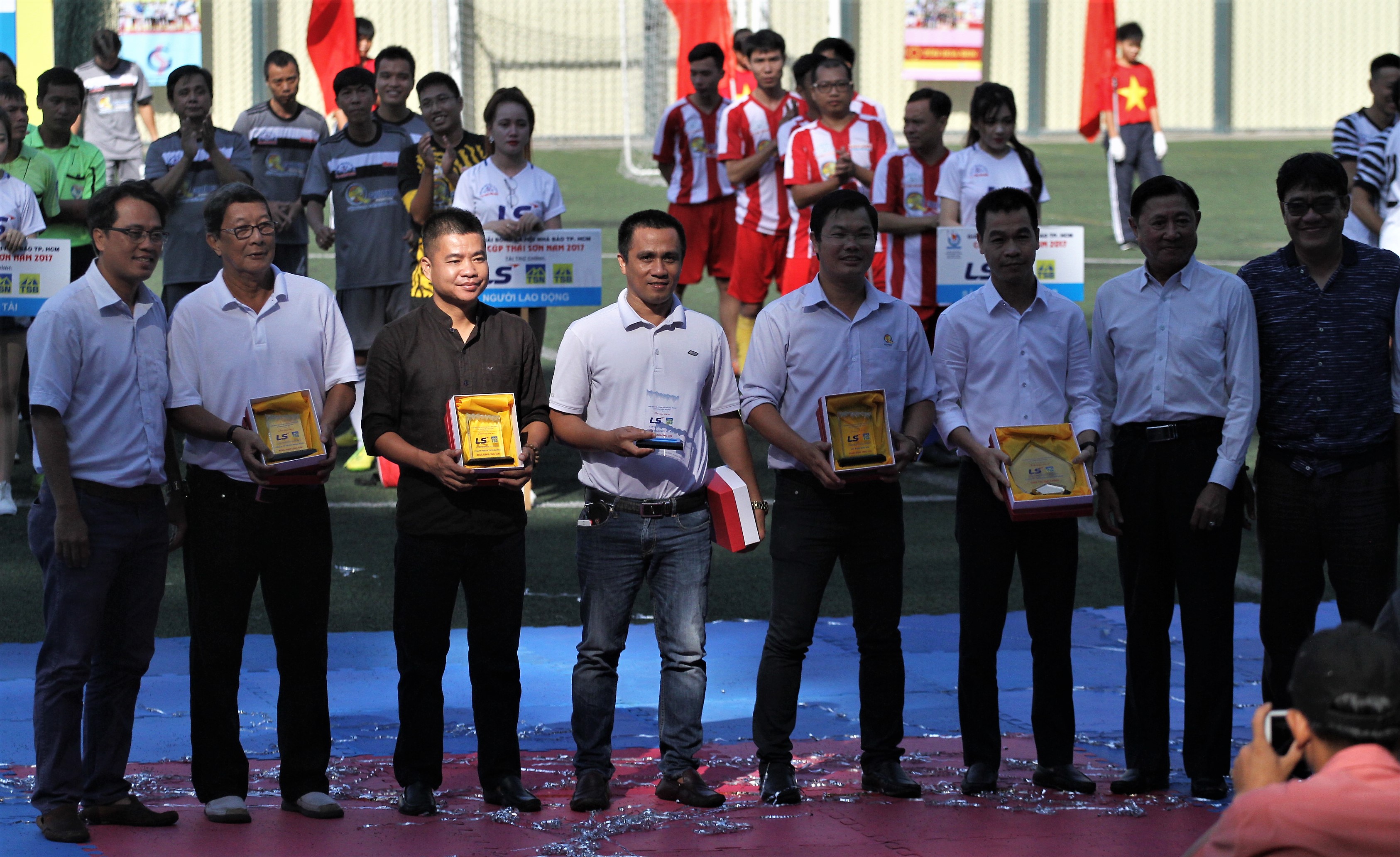 Các đơn vị tài trợ những người đồng hành cùng giải đấu. Ảnh: Trung Viên.