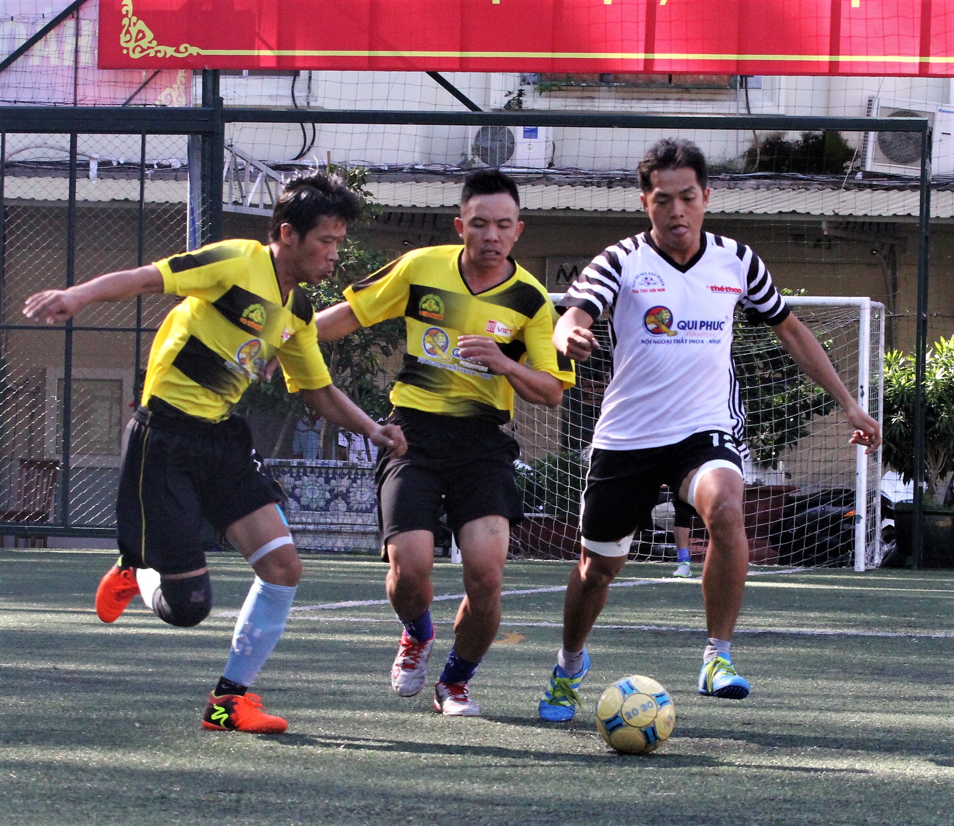 Minh Nghĩa (áo trắng) với biệt danh "người không phổi" đóng góp công sức rất lớn vào thành tích chung của Liên quân CLB phóng viên trẻ. Ảnh: Trung Viên.