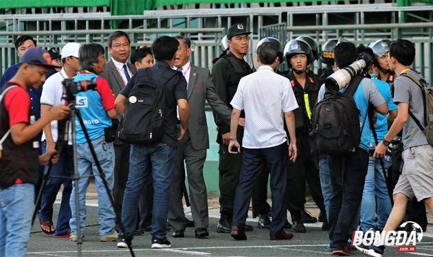 Vì những lý do trên trận đấu giữa Cần Thơ và Hải Phòng đã gián đoạn đến gần 30 phút, tức là 17h30 hai đội mới có thể thi đấu. Ảnh: Đình Viên.