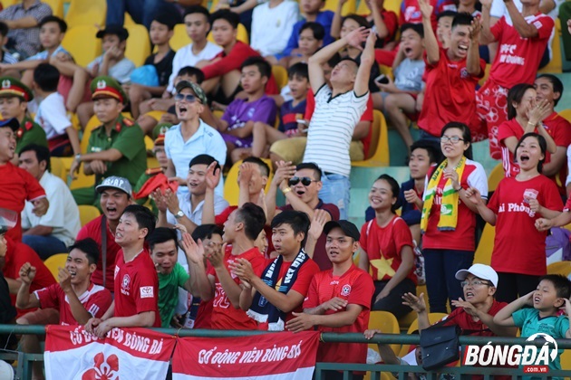 Vòng 16 V-League 2017 trên sân Cần Thơ, chủ nhà XSKT Cần Thơ tiếp đón Hải Phòng vào lúc 17h00 ngày 2/7. Việc CĐV Hải Phòng đang nhận lệnh cấm của BTC giải, tuy nhiên BTC sân Cần Thơ vẫn để khán giả Hải Phòng mang băng rôn, cờ áo của CLB Hải Phòng vào sân, điều này đã đi ngược lại án phạt mà CĐV Hải Phòng đang nhận. Ảnh: Đình Viên.