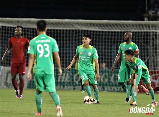 Với chiến thắng này Cần Thơ đã có được 14 điểm xếp trên cả Becamex Bình Dương với Long An sau vòng đấu 16. Ảnh: Đình Viên.