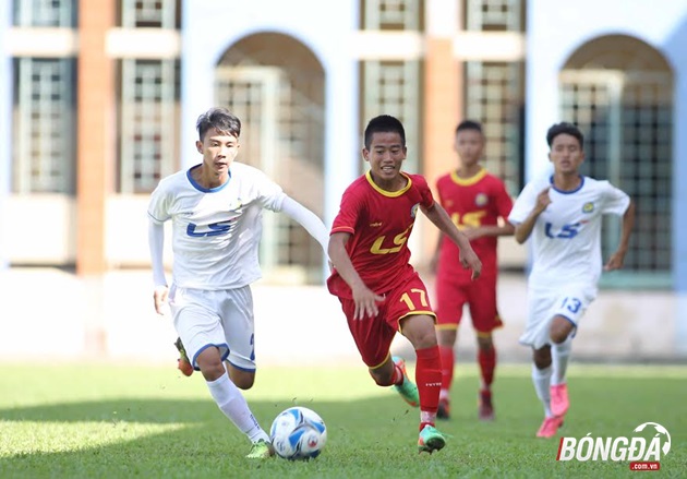 Hà Tĩnh (đỏ) bất ngờ có chiến thắng không tưởng 3-0 trước U17 SHB Đà Nẵng. Ảnh: Phương Nam.