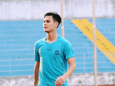 Trung vệ Adriano Schmidt đang nỗ lực hết mình để được khoác áo một đội bóng V-League.