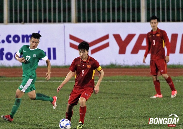Không đá cặp cùng Tuấn Anh hay Duy Mạnh, hôm nay Trường "híp" đồng hành cùng Đông Triều ở tuyến giữa U22 Việt Nam. Ảnh: Đình Viên.