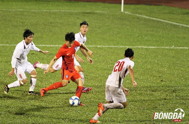 Tuy nhiên kinh nghiệm non nớt của U22 Việt Nam khiến chúng ta nhận bàn thua, trung vệ Tiến Dũng phải rời sân vì chấn thương. Chỉ có 10 người trên sân U22 Hàn Quốc 1 lần nữa đánh bại thủ môn Tiến Dũng nâng tỉ số lên 2-1.