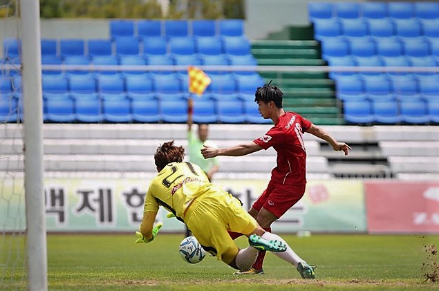Sự khác biệt đã đến trong hiệp hai khi HLV Hữu Thắng tung đội hình mạnh nhất vào sân.