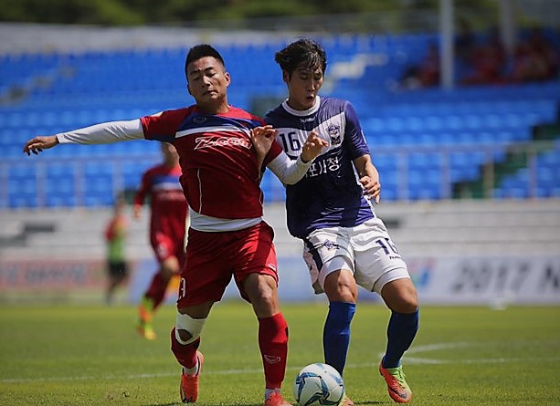 Với sơ đồ 4-1-4-1 trong hiệp 1 tiền đạo Tuấn Tài không thể xuyên thủng mãnh lưới CLB Mokpo FC.