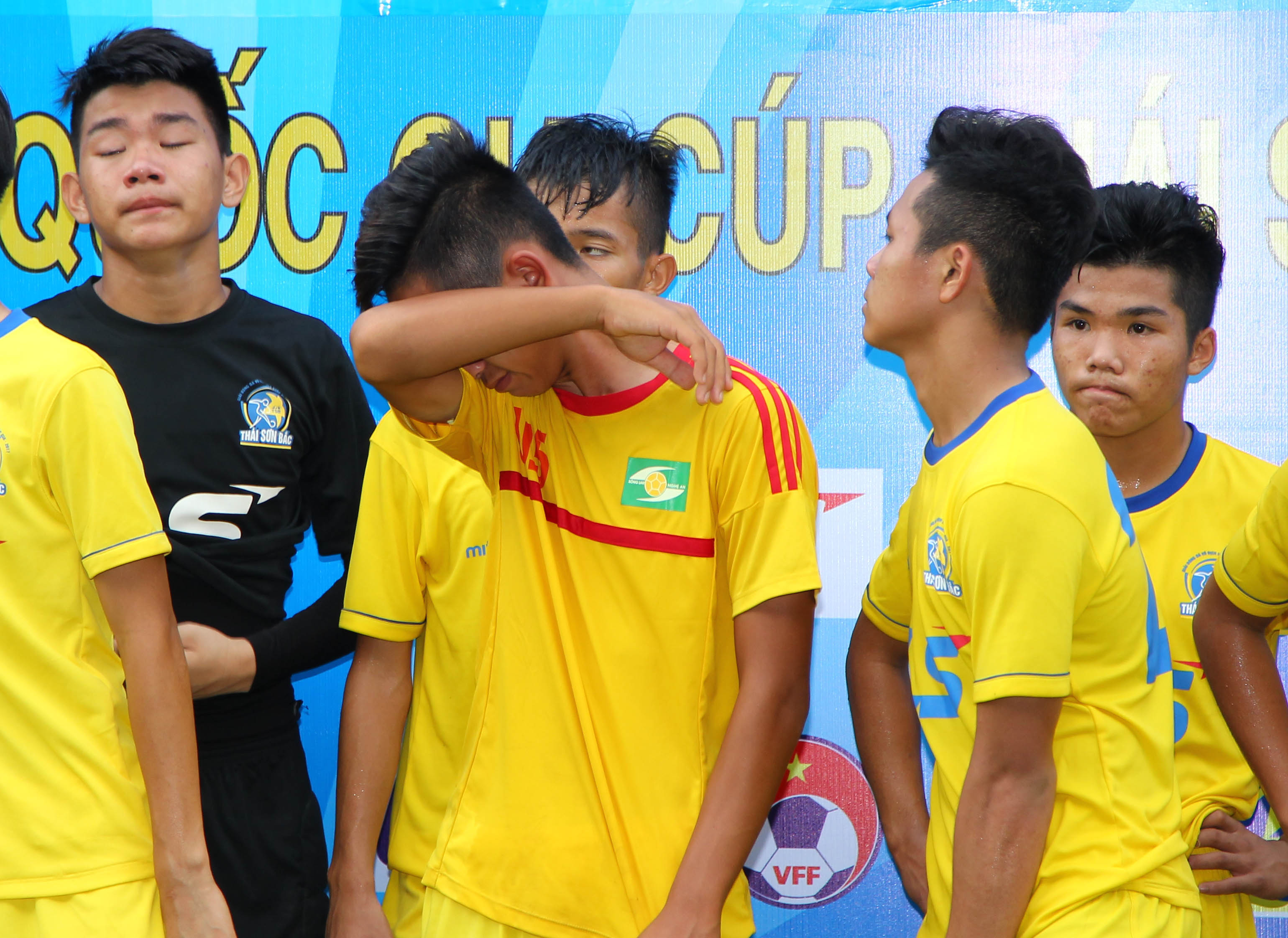 Ảnh bài viết VCK U15 Quốc gia Thái Sơn Bắc: Cầu thủ SLNA khóc nức nở nhìn Viettel vào bán kết