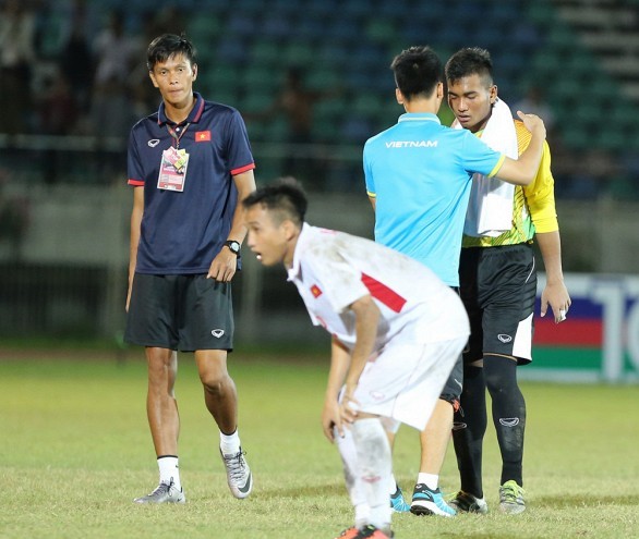 Thủ thành Y Eli Nie - U18 Việt Nam thất thần sau trận thua U18 Myanmar.