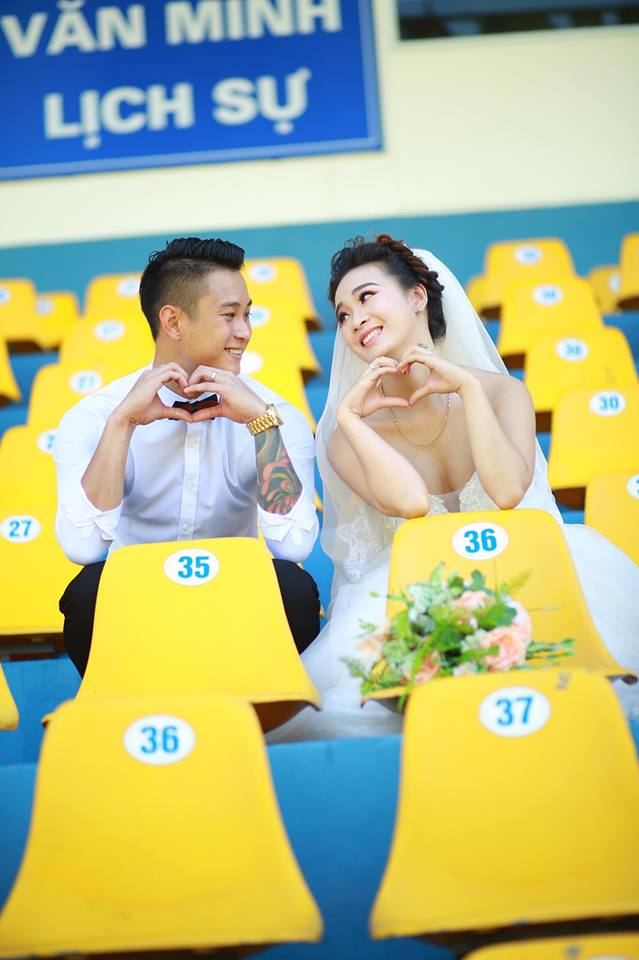 Và, có lẽ đây khán đài cũng chính là nơi những hẹn hò bắt đầu giữa hai người.