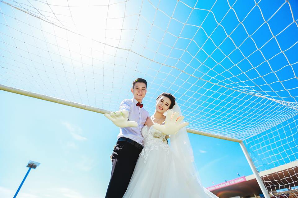 Ảnh bài viết Cựu tuyển thủ U23 Việt Nam ra mắt bộ ảnh cưới đẹp lung linh trên sân Cẩm Phả