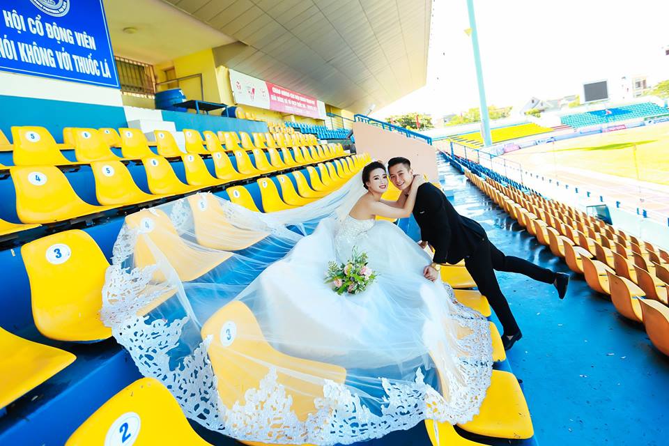 Theo nghiệp bóng tròn nên chú rể Hoài Anh cũng muốn có bộ album ảnh cưới lãng mạn đầy chất hiện thực, khi vợ yêu Thục Anh là người thường xuyên ngồi trên khán đài chứng kiến chồng mình dưới sân thi đấu.