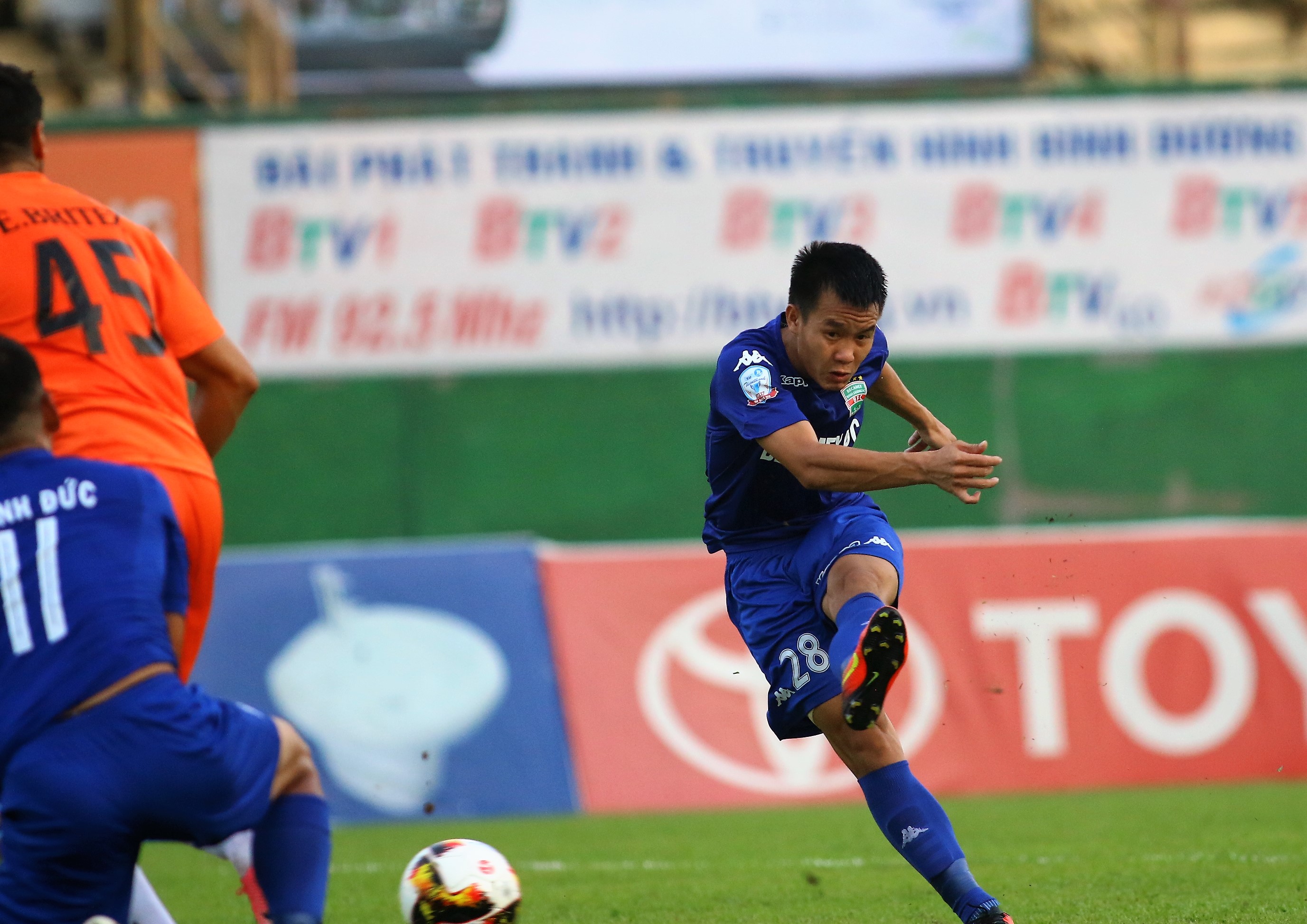 Không chấp nhận thất bại trên sân nhà Gò Đậu, đoàn quân áo xanh đẩy cao tốc độ trận đấu và liên tục uy hiếp khung thành thủ môn SHB Đà Nẵng.