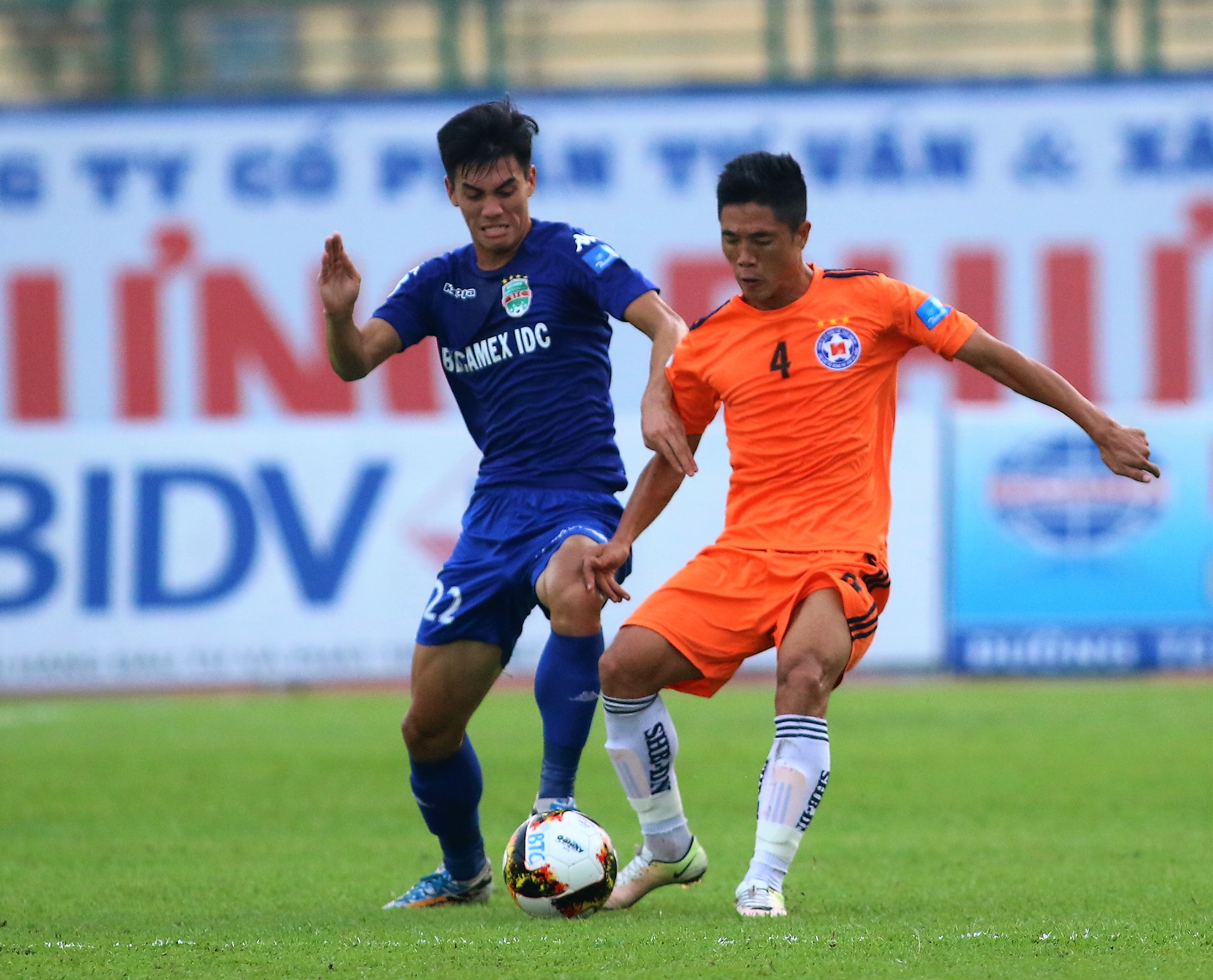 Ngay sau tiếng còi khai cuộc SHB Đà Nẵng đã phải tràn lên tấn công để tìm bàn thắng rút ngắn tỉ số so với trận lượt đi.