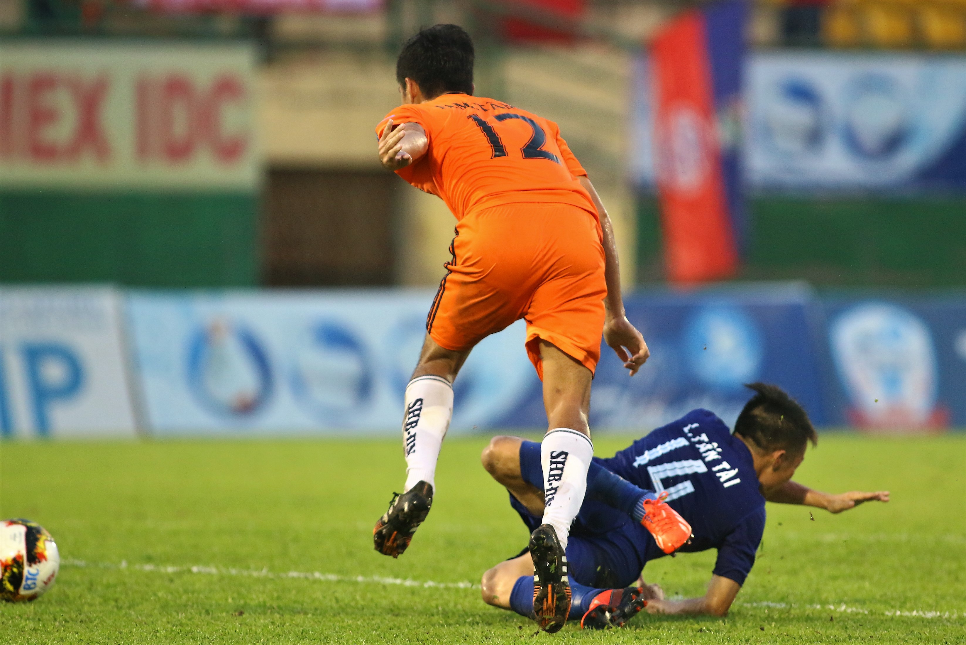 Có bàn thắng san bằng cách biệt, các học trò HLV Trần Bình Sự thi đấu cực kỳ tự tin và lấn lướt so với đối thủ. Trong nỗ lực đi bóng của Tấn Tài, tiền vệ Minh Tâm bên phía SHB Đà Nẵng phạm lỗi trong vòng cấm, Bình Dương có quả phạt đền ở phút 33.