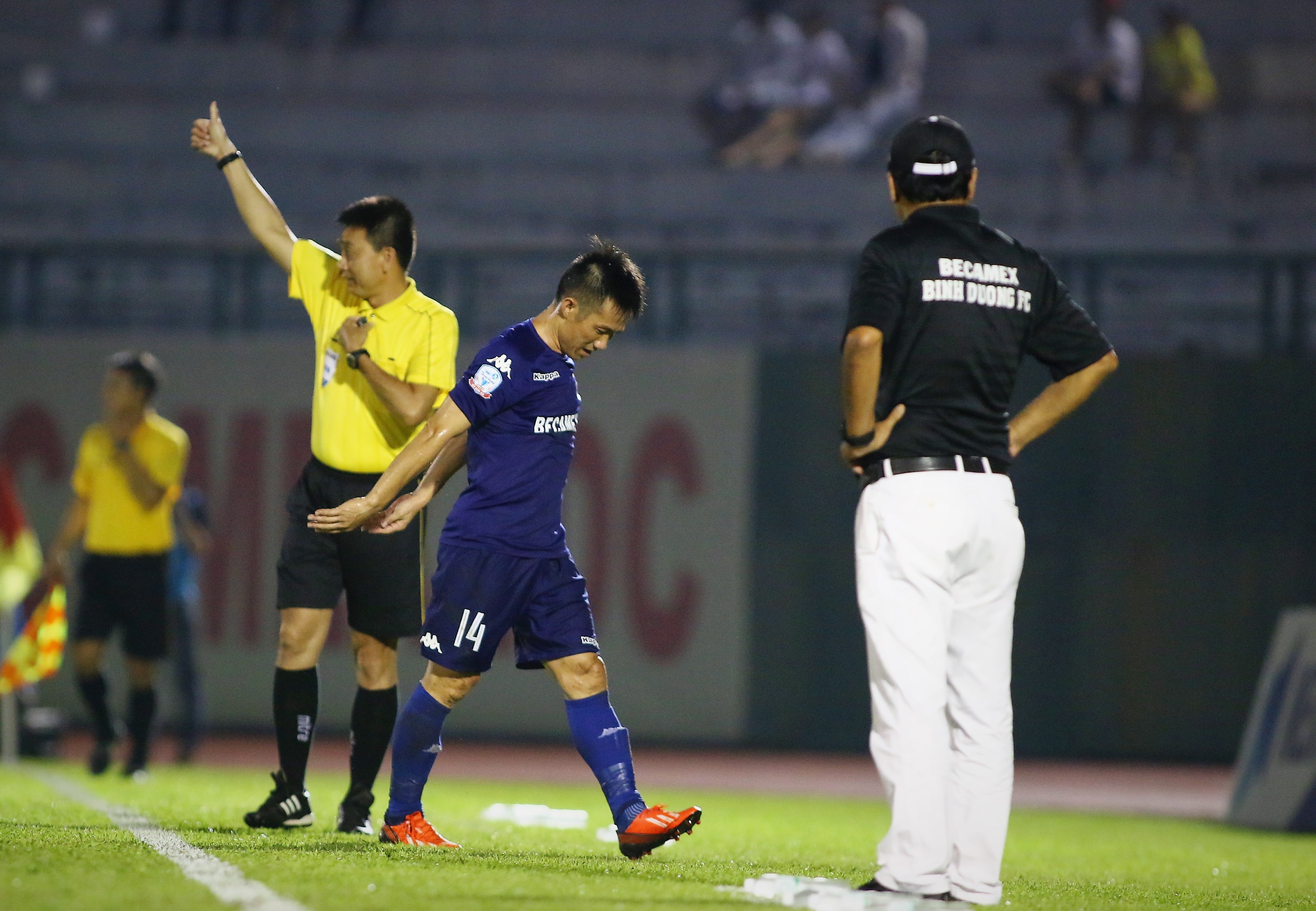 Tuy nhiên điểm nhấn của trận đấu lại là chiếc thẻ đỏ trực tiếp của Tấn Tài. Cựu tiền vệ ĐTQG Việt Nam đã có pha vào bóng trên mức cần thiết với Võ Nhật Tân khiến Bình Dương phải chơi với 10 người trên sân.