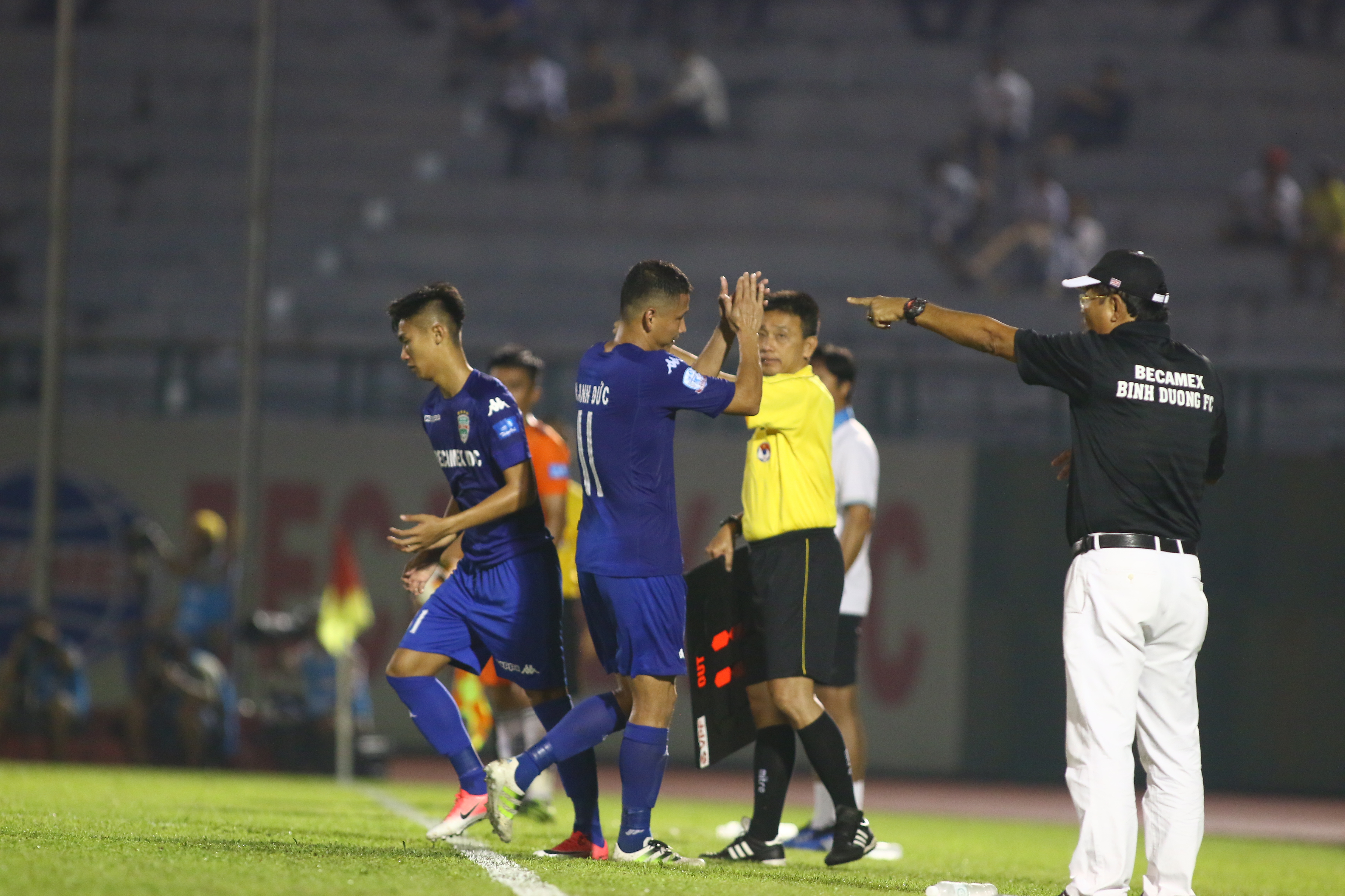 Việt Cường (16 tuổi) vào sân thay Anh Đức trận bán kết Cup QG 2017 trên sân Gò Đậu.