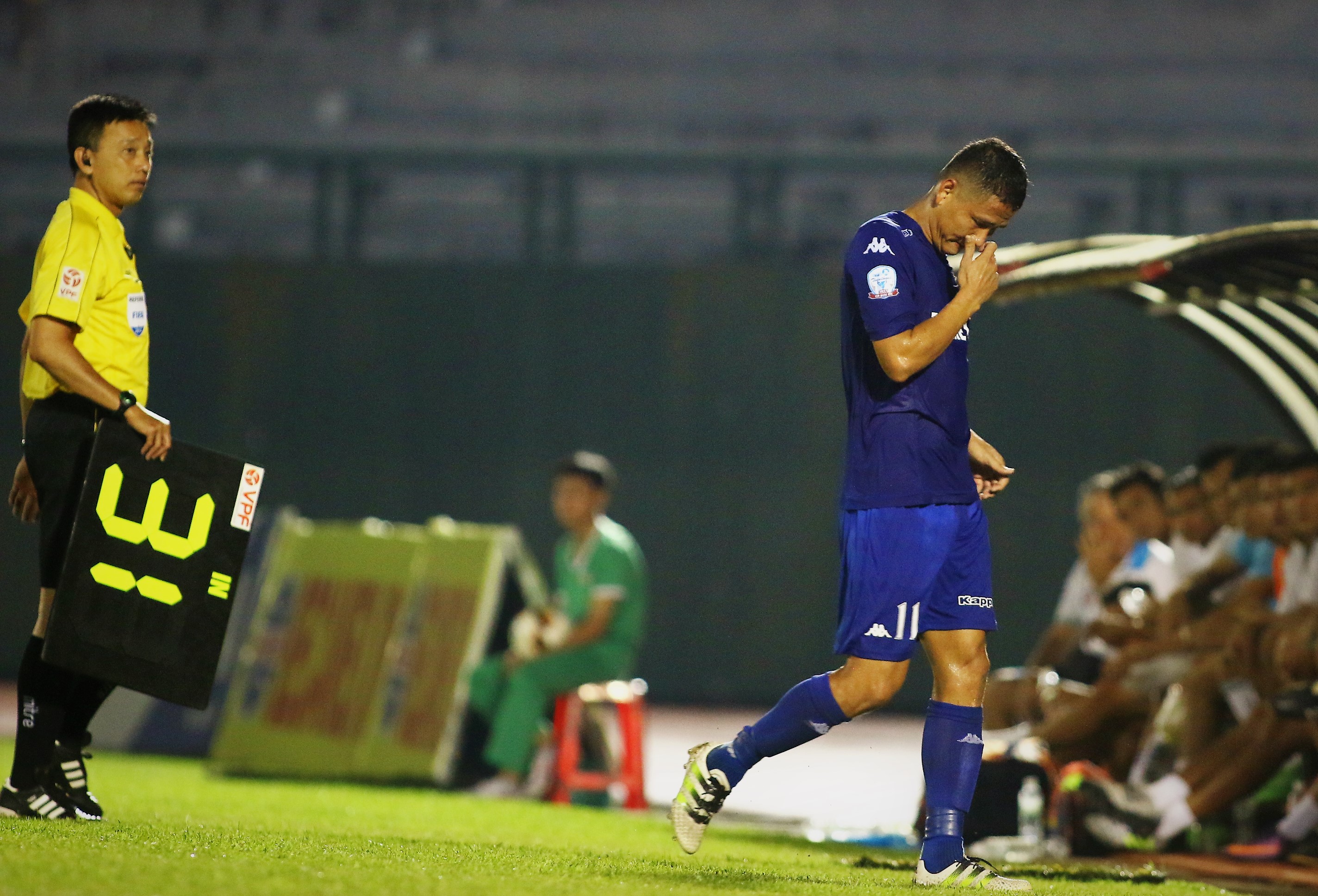 Đội trưởng Anh Đức có phần ấm ức khi bị HLV Trần Bình Sự thay ra trong những phút đầu hiệp 2 trận đấu gặp SHB Đà Nẵng.