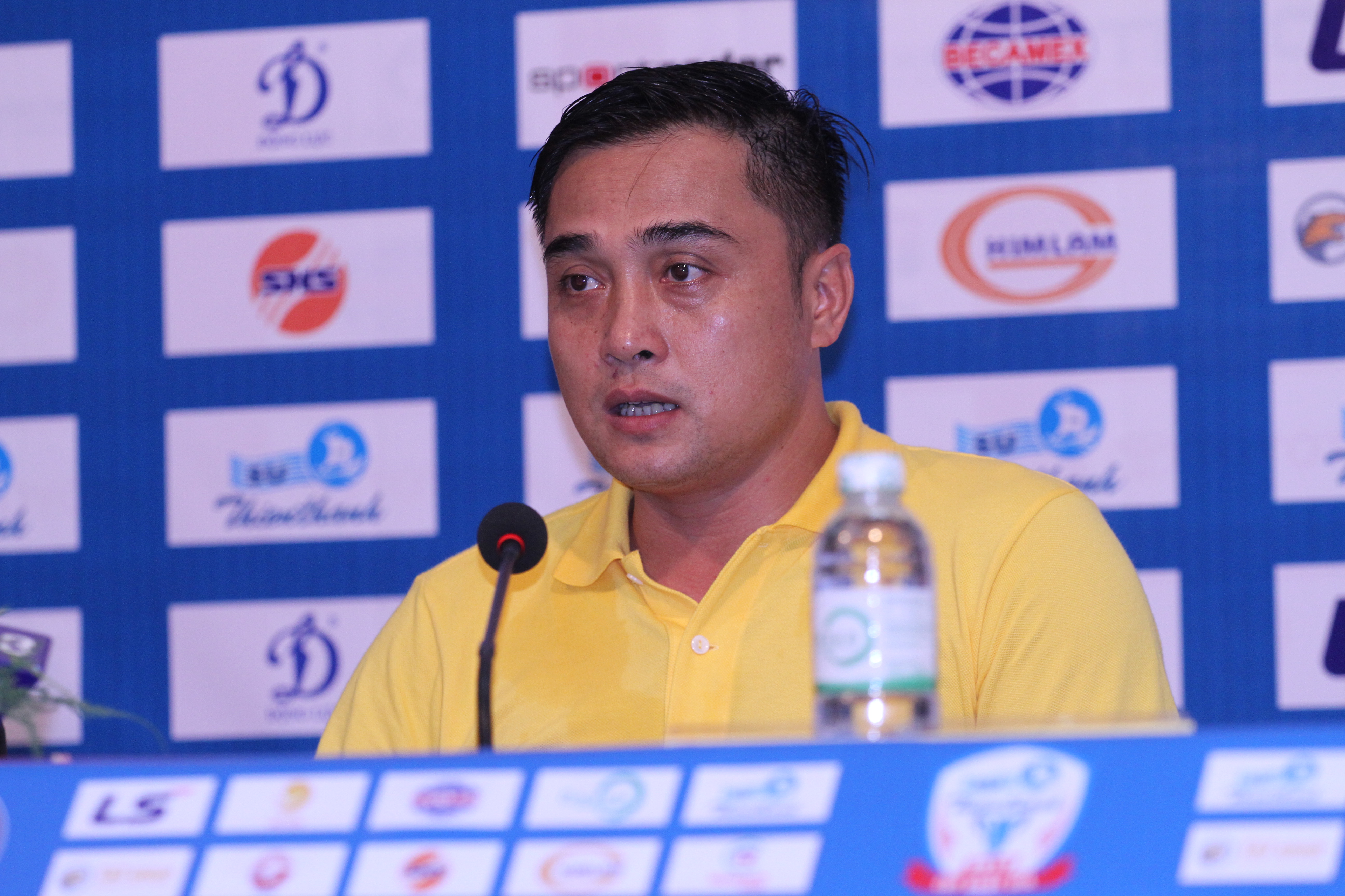 HLV Đức Thắng khẳng định là cầu thủ Việt Nam thì phải biết tiểu xảo và khôn ngoan khi chơi bóng. Ảnh: Đình Viên.