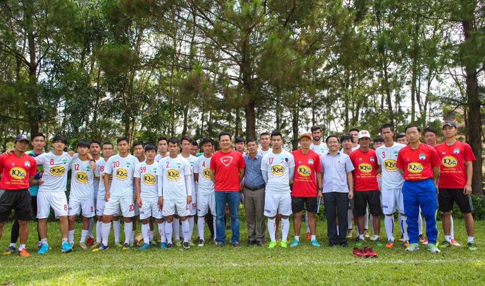 Các cầu thủ HAGL, ban huấn luyện và lãnh đạo đội bóng chụp hình lưu niệm khi chia tay đội bóng phố núi. Buổi chia ly của HLV Nguyễn Quốc Tuấn với các học trò diễn ra trong không khí ấp áp, nhưng không thiếu cảm xúc nghẹn ngào.